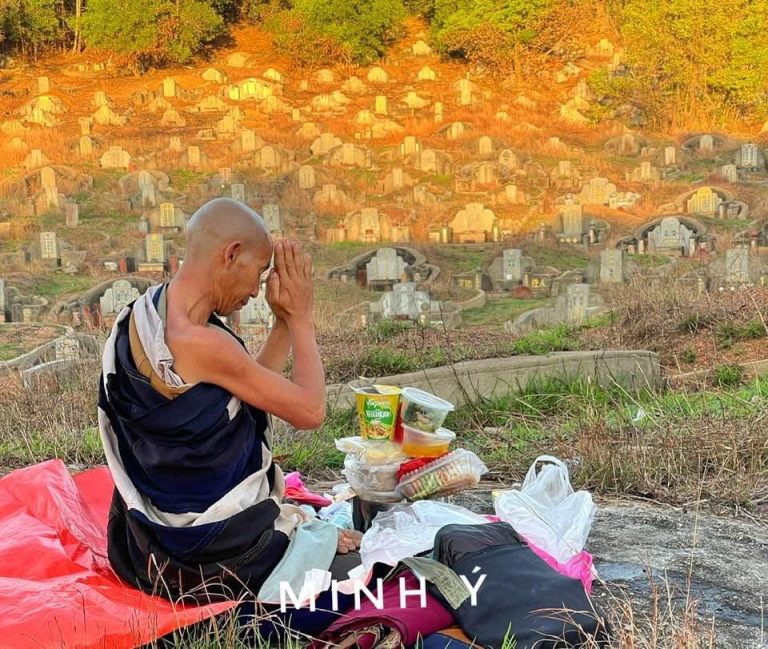 Khất thực sáng 17/03/2025 tại nghĩa trang
